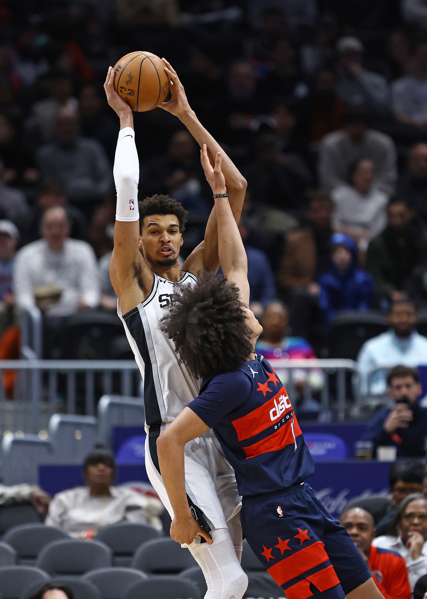 窗口期圣安东尼奥马刺备战NBA常规赛，豪取连胜细节曝光，赛场秩序良好，训练强度明显提升的简单介绍